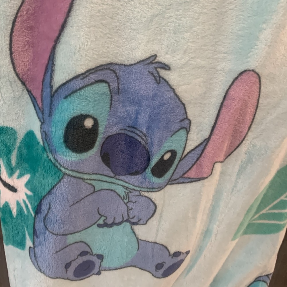 New Disney's Blue Stitch & Hibiscus Flowers Plush 50 x 70 Throw Blanket With Tag - Picture 3 of 5